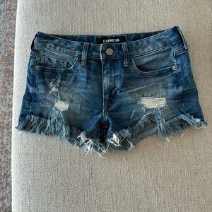 Express shortie low rise jean shorts, size 4, distressed wash